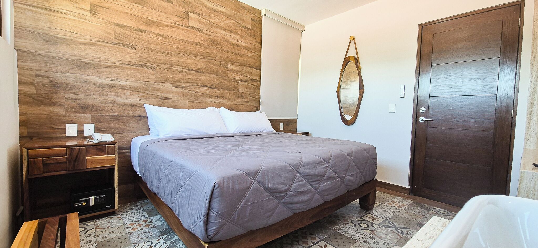 Habitación estándar, 1 cama de matrimonio grande | Caja fuerte, wifi gratis, ropa de cama