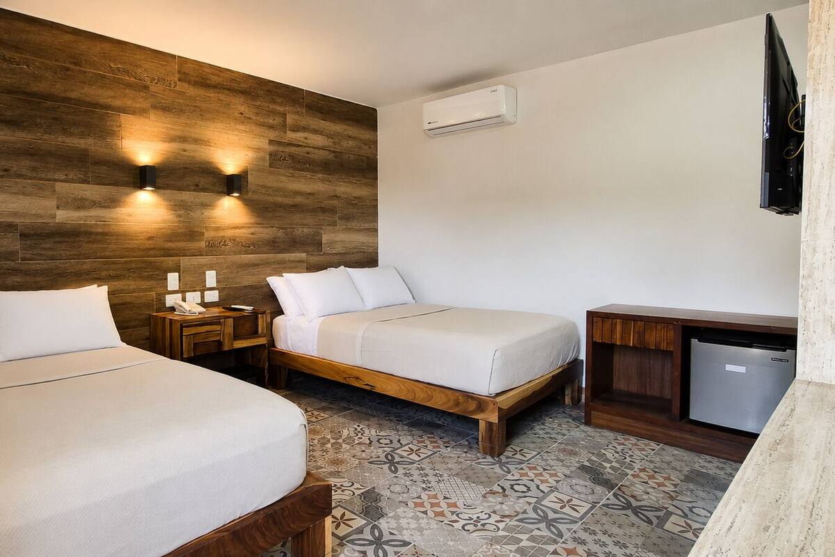 Kamar Standar, 2 Tempat Tidur Double | Brankas, ruang kerja ramah laptop, dan Wi-Fi gratis