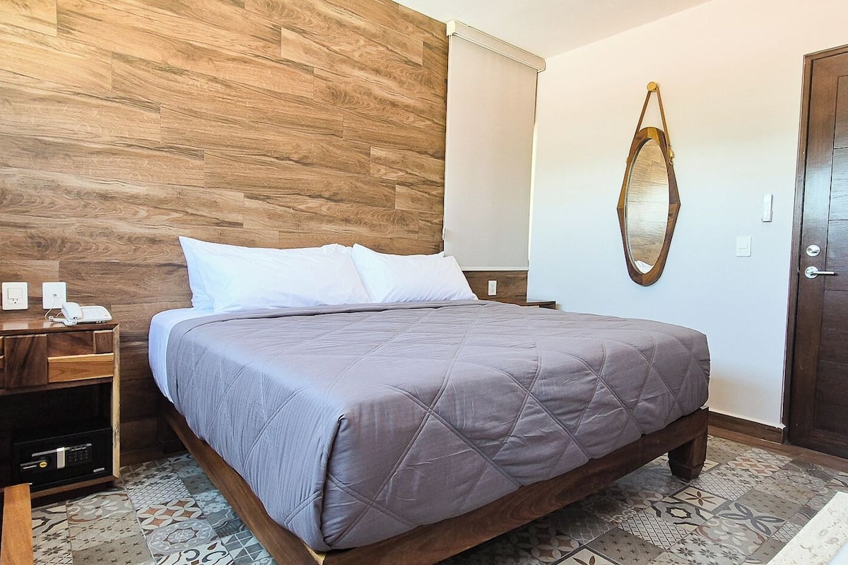 Kamar Standar, 1 Tempat Tidur King | Brankas, ruang kerja ramah laptop, dan Wi-Fi gratis
