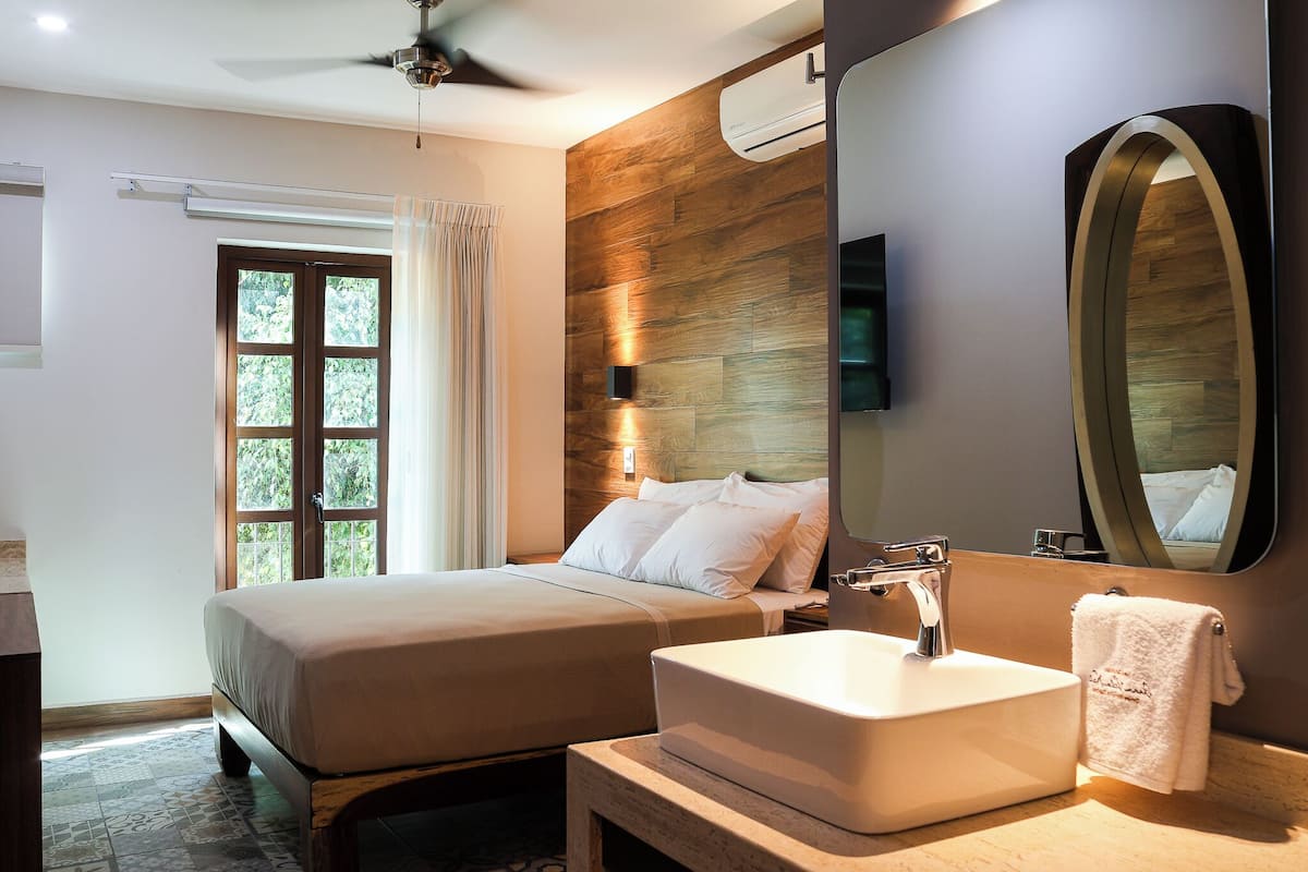 Kamar Comfort, pemandangan kota | Brankas, ruang kerja ramah laptop, dan Wi-Fi gratis