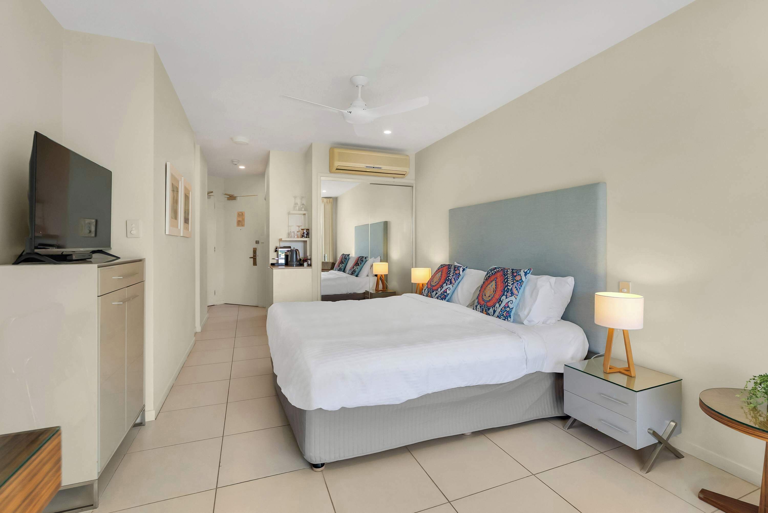 Desk, iron/ironing board, WiFi, bed sheets