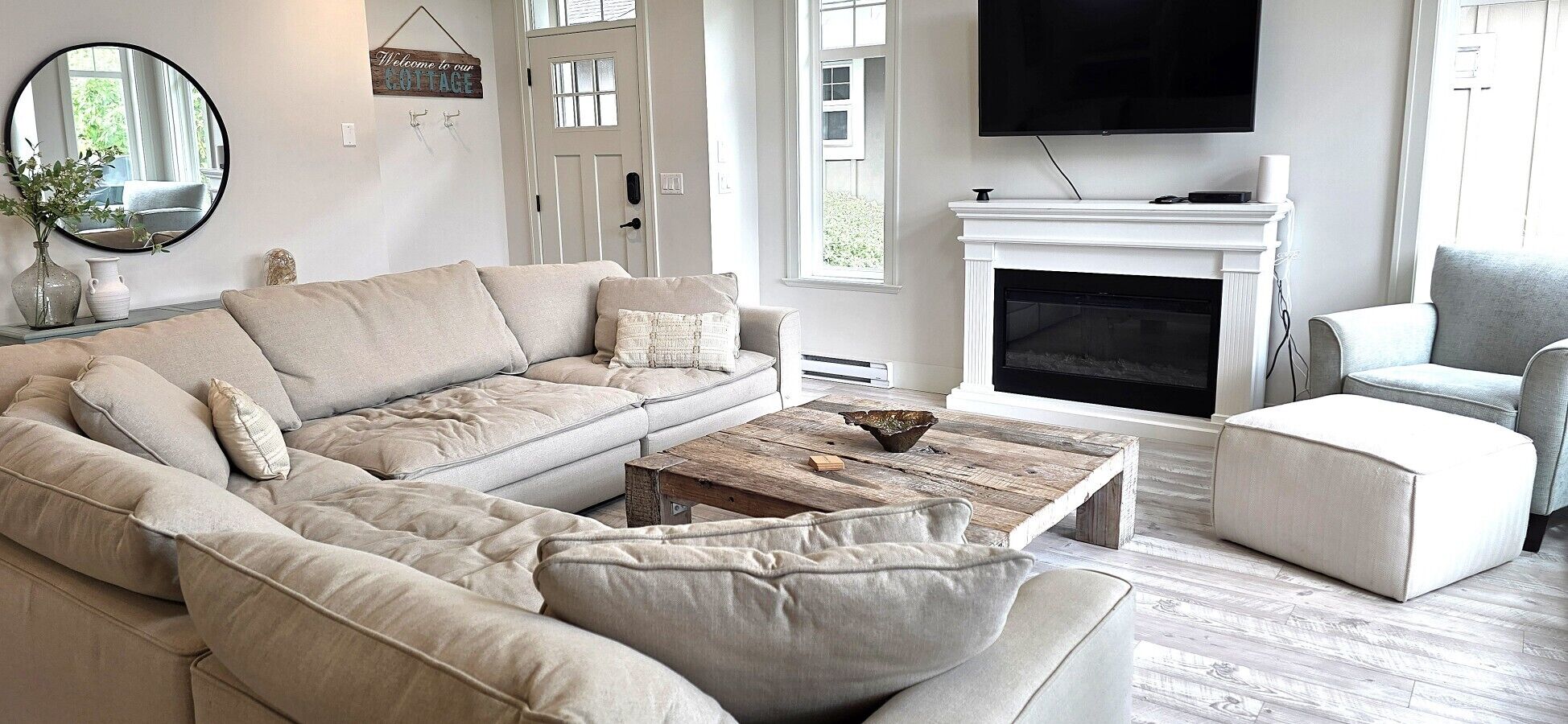 Welcome To The Cottages! This Stunning 3-bedroom, 3-bathroom Cottage Offers A Beachy Vibe - Osoyoos
