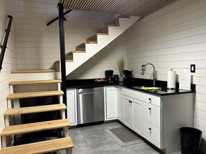 Interior - Terrific 1-bedroom Loft with Balcony in Mount Vernon. 1.2 mile Hiking trail.  (Mount Vernon)