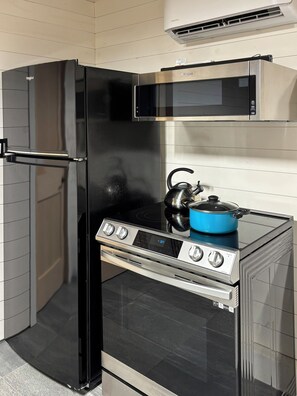 Refrigerador, microondas, horno, placa de cocina