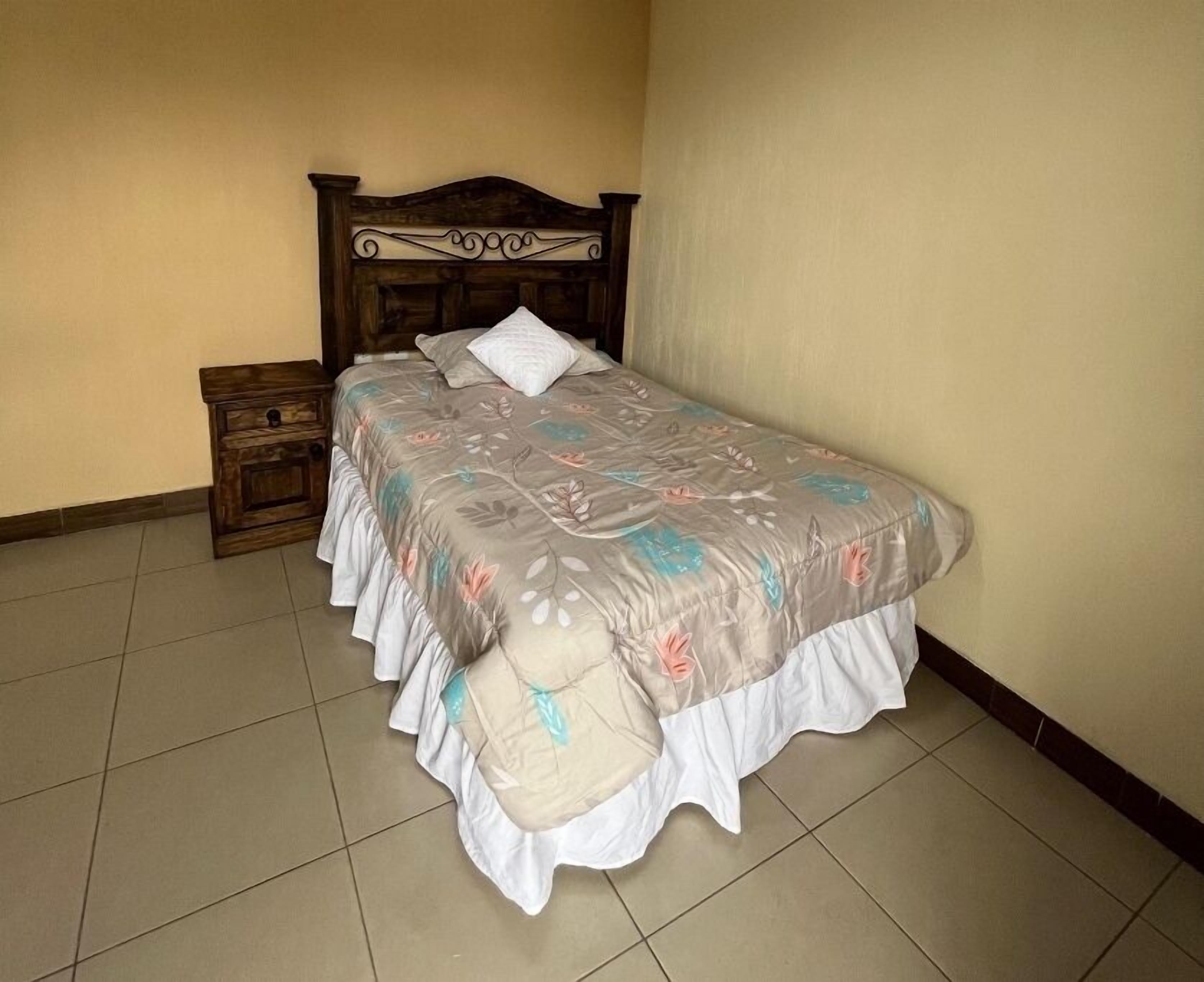 Iron/ironing board, internet, bed sheets