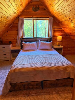 3 bedrooms, WiFi, bed sheets - Castle Rock Lake Cabin, Sleeps 8, Fire Pit, Secluded, Near WI Dells (Friendship)