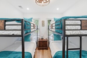 3 slaapkamers, een strijkplank/strijkijzer, gratis wifi, beddengoed