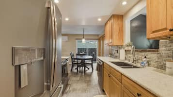 Coffee/tea maker, fridge, microwave, stovetop