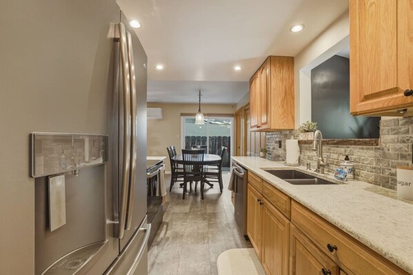 Fridge, microwave, stovetop, dishwasher