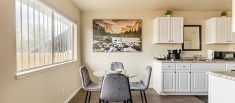 Cozy 1BR Near Fresno State - WiFi + AC