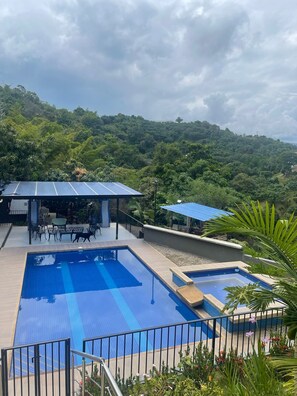 Una piscina al aire libre
