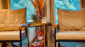 A room with two leather sofas, a small table with a vase and a sign, and a window with blue blinds. - TRAVELING WORKERS 3 bdrm/sleeps 6-7 hin Spring Grove/Surry/Prince George (Spring Grove)