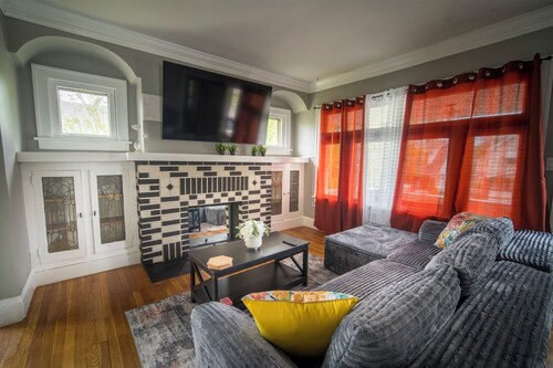 West Park Furnished 2BR Near Hospitals & 10 Min to CLE Airport
