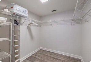 Interior - Enjoyable 2-bedroom apartment with AC in beautiful Naples Right next to 5th ave! (Naples)