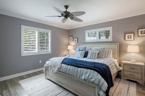 2 bedrooms, iron/ironing board, WiFi, bed sheets - Enjoyable 2-bedroom apartment with AC in beautiful Naples Right next to 5th ave! (Naples)