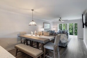 Dining - Enjoyable 2-bedroom apartment with AC in beautiful Naples Right next to 5th ave! (Naples)