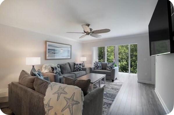 Smart TV - Enjoyable 2-bedroom apartment with AC in beautiful Naples Right next to 5th ave! (Naples)