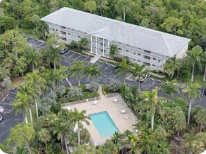 Exterior - Enjoyable 2-bedroom apartment with AC in beautiful Naples Right next to 5th ave! (Naples)