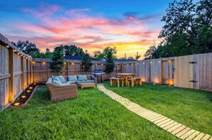 Outdoor dining - Brand New 4BR - NRG - Med Center - Outdoor Dining (Houston)