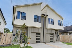 Exterior - Brand New 4BR - NRG - Med Center - Outdoor Dining (Houston)