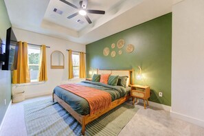 Iron/ironing board, WiFi, bed sheets - Brand New 4BR - NRG - Med Center - Outdoor Dining (Houston)