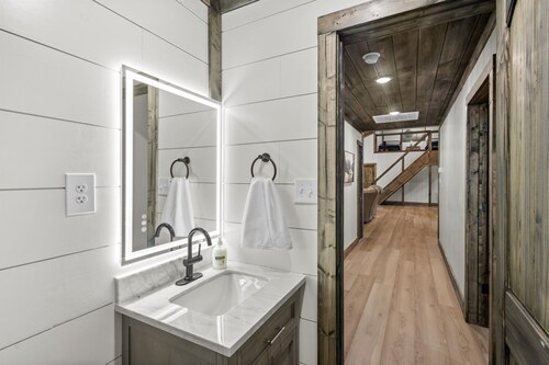 Hartwell Hideaway | Hot Tub, Dock & Game Room
