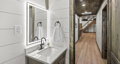 Hartwell Hideaway | Hot Tub, Dock & Game Room
