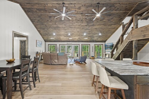 Hartwell Hideaway | Hot Tub, Dock & Game Room
