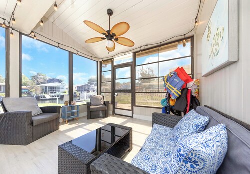 Cozy Coastal style home with the river at your back door!