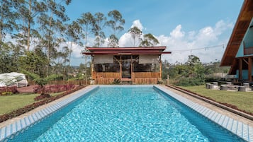 Kolam renang outdoor