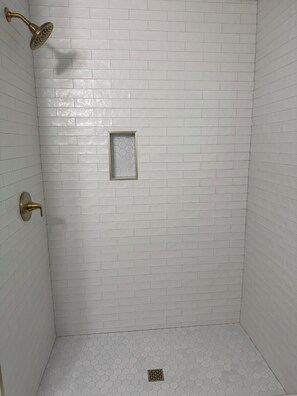 Ducha, secador de pelo, toallas, jabón