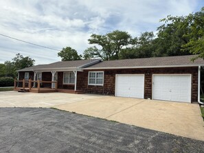 Exterior - Charming 3-bedroom country house in tranquil De Soto near Kansas City with AC (De Soto)