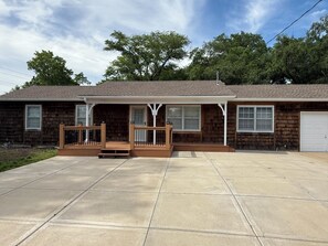 Exterior - Charming 3-bedroom country house in tranquil De Soto near Kansas City with AC (De Soto)