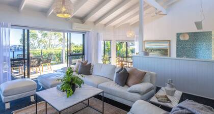 Karaka Retreat - Poolside on Waiheke