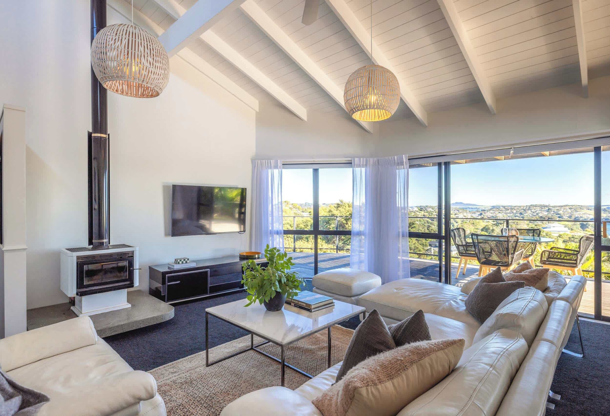 Televisión, chimenea, estéreo y oficina 