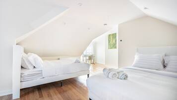 3 bedrooms, iron/ironing board, internet, bed sheets