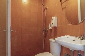Quarto duplo luxo | Banheiro | Chuveiro, toalhas de banho