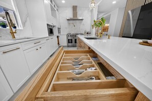 Cafetera y tetera, refrigerador, microondas y horno 