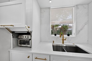 Coffee/tea maker, fridge, microwave, oven