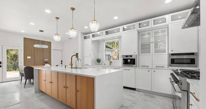 New Luxe 5BR/4.5BA Pool Villa in The Woodlands