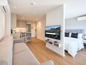 办公桌、熨斗/熨衣板、WiFi、床单