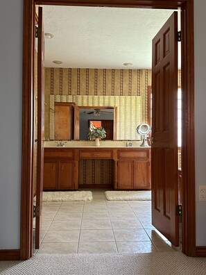 Interior - Spacious 4-bedroom home complete with resort style pool, hot tub & sauna (Sealy)