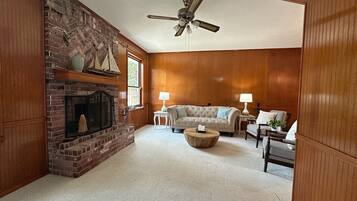 Smart TV, fireplace