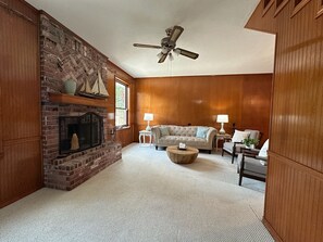 Una Smart TV, una chimenea