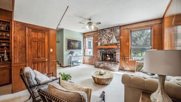 Smart TV, fireplace