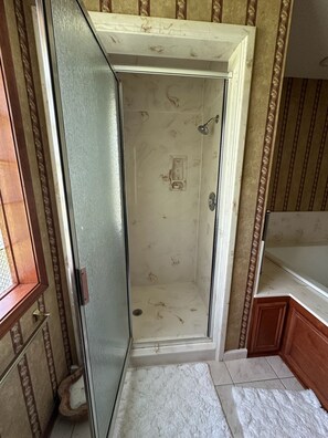 Doccia, vasca idromassaggio, asciugacapelli, bidet