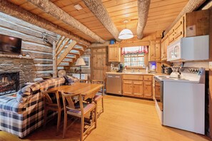 Fridge, microwave, stovetop, dishwasher - Mountain View - Ping Pong Table - 15 min to West Jefferson (Todd)
