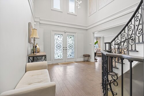 Elegant 4BR Luxury Home Steps to Yonge St & Shopping