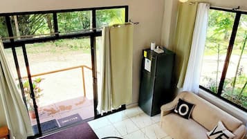 Apartamento, 1 quarto, varanda | Sala de estar | Livros