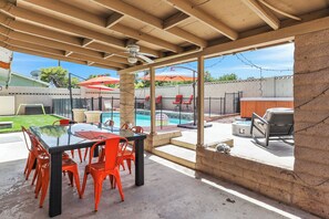 Outdoor dining - Perfect Group Getaway w/ Private Pool (Las Vegas)